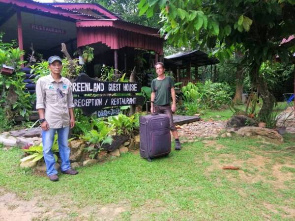 Harry bersama Afzal yang turut menghantar pelancong Jerman itu ke Kuala Lumpur hari ini. - Foto ihsan Afzal 