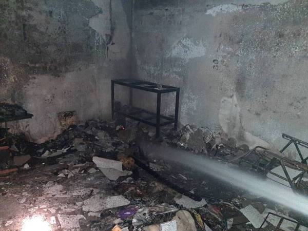 Keadaan sebuah rumah di Taman Hijau, Sitiawan yang hangus dibakar seorang lelaki selepas berang ditegur isteri.