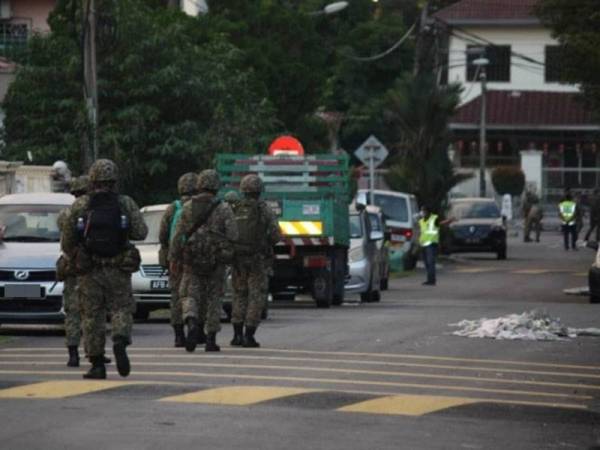 Pasukan keselamatan melakukan rondaan di kawasan PKPD Pasar Jalan Othman, Petaling Jaya.