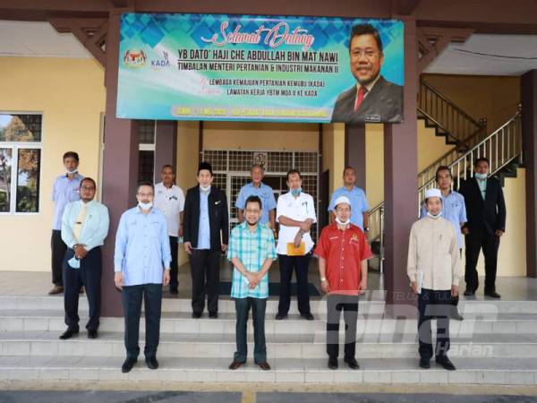 Che Abdullah (dua kiri) selepas mengadakan pertemuan bersama Pengurusan KADA di Lundang hari ini.