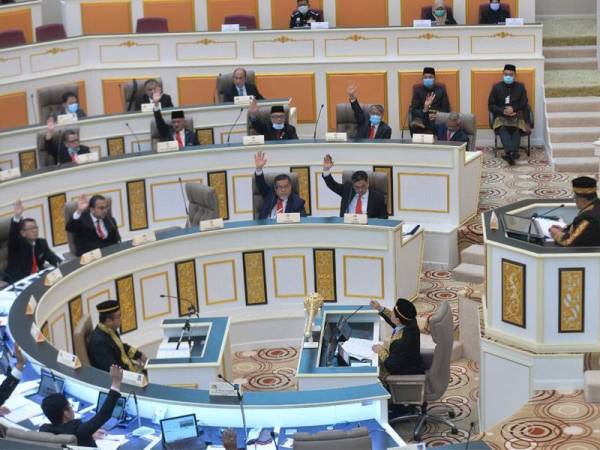 ADUN mengangkat tangan menyokong pelantikan Mohd Ali sebagai senator.