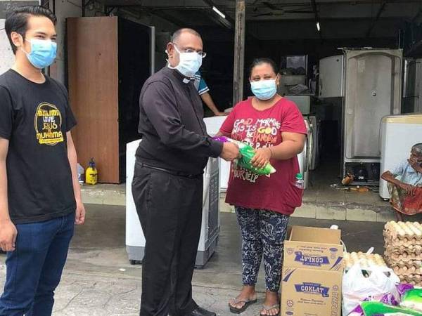 Bantuan disampaikan NGO kepada rakyat bagi meringankan beban menangani Covid-19.