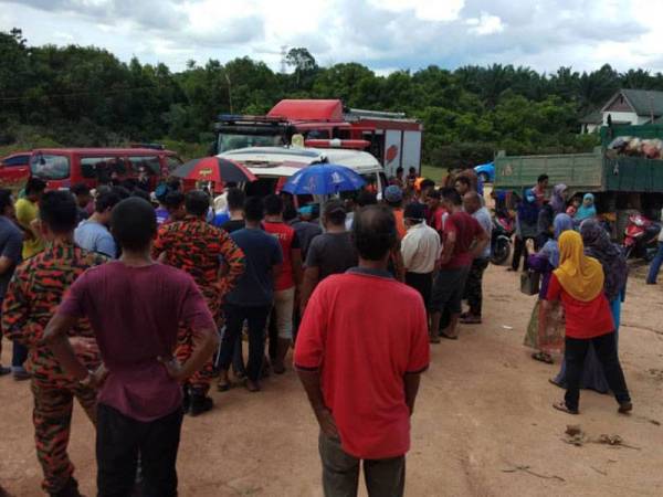Orang ramai mengerumuni lokasi kejadian untuk melihat sendiri usaha mencari dan menyelamat mangsa yang sedang dijalankan (Foto: ihsan pembaca)