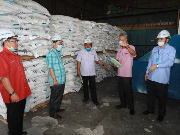 Che Abdullah (dua kiri) mendengar penjelasan berhubung operasi yang dijalankan oleh KADA bagi menjamin kualiti dan pengeluaran beras.