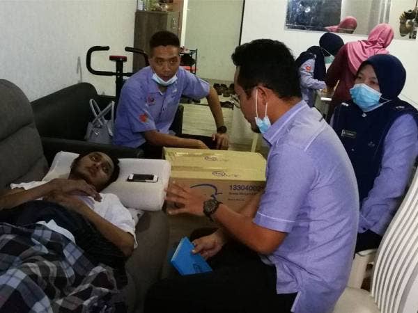 Farihah bersama pegawainya bertanyakan maklumat untuk proses bantuan.