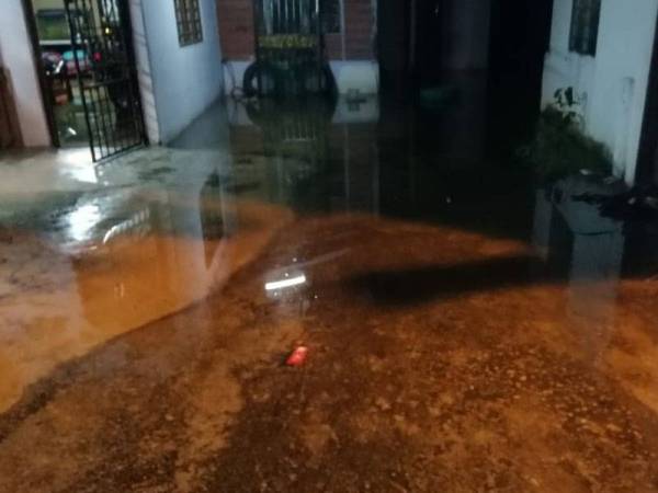 Keadaan banjir yang melanda kawasan Kampung Tebing Tinggi, malam semalam.