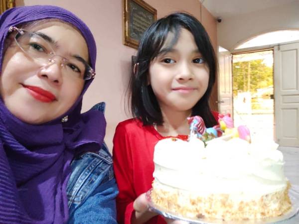 
Dr Fauziah meluangkan masa melakukan aktiviti lebih kreatif bersama anak-anak pada bulan Ramadan ketika pelaksanaan PKP ini.