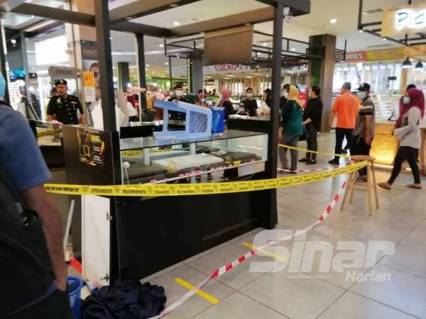 Kiosk menjual emas di tingkat satu sebuah pasaraya disedari dipecah masuk semalam.