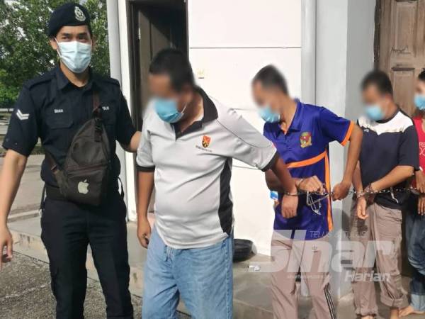 Tiga pengawal keselamatan direman bagi membantu siasatan kehilangan barang kemas bernilai RM500,000.