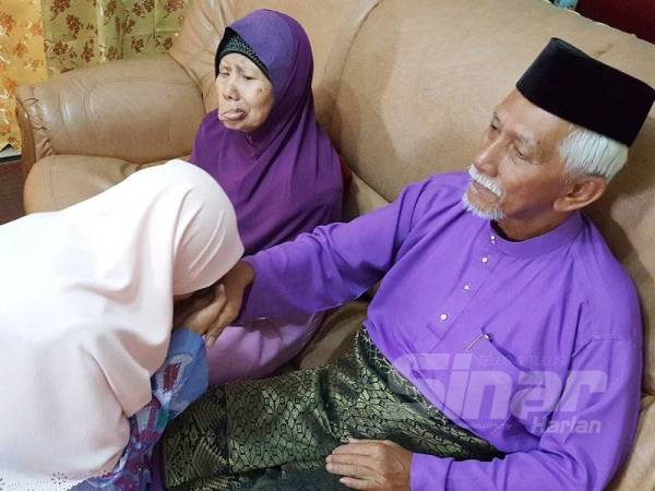 Bukan sahaja mematuhi jarak sosial tetapi juga tidak ada peluk cium, bersalaman seperti amalan yang selalu ketika menyambut Aidilfitri.