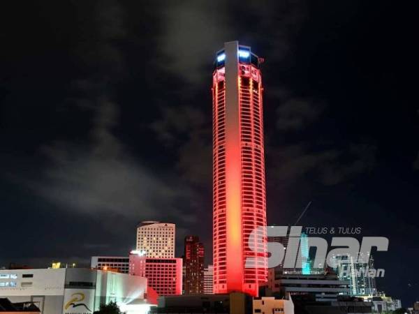 Bangunan Komtar dilimpahi cahaya berwarna merah.