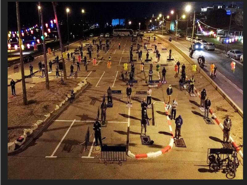 Para jemaah solat tarawih di parkir kekal jarak dua meter. - Foto AFP