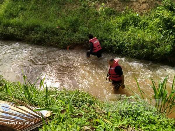 Anggota bomba meneruskan operasi mencari dan menyelamat kanak-kanak perempuan yang dipercayai lemas