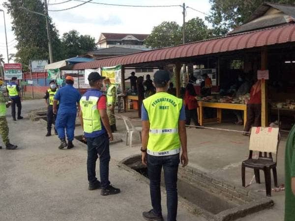 Selain pantai, pasukan pemantau turut membuat rondaan di premis perniagaan bagi memastikan peniaga serta orang ramai mematuhi SOP PKPB. FOTO: MBKT