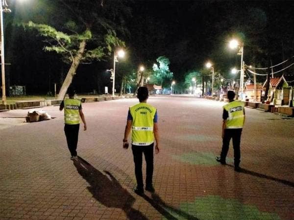 Penguatkuasa MBKT melakukan rondaan di Pantai Batu Burok bagi memastikan orang ramai tidak keluar bersantai semasa PKPB. FOTO: MBKT