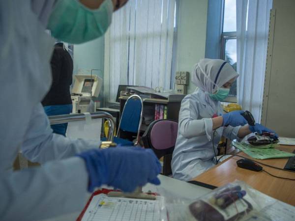 Jururawat sedang sibuk bertugas ketika tinjauan sempena Hari Jururawat Sedunia 2020 di Pusat Darah Negara hari ini.nFoto: Bernama