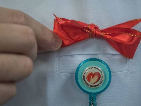 Juruwarat yang bertugas di Pusat Darah Negara memaikai reben berwarna merah sempena Hari Jururawat Sedunia 2020 ketika tinjauan di sini hari ini. Foto: Bernama