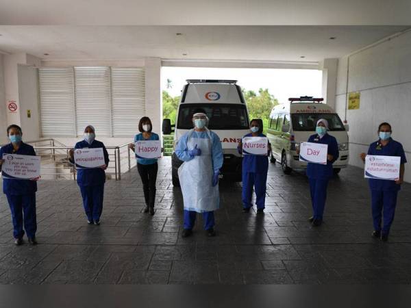 Jururawat KPJ Pahang Specialist Hospital menunjukkan poster Hari Jururawat 2020 juga kata-kata nasihat kepada rakyat ketika sedang mereka melawan jangkitan COVID-19 di sini, hari ini. Foto: Bernama