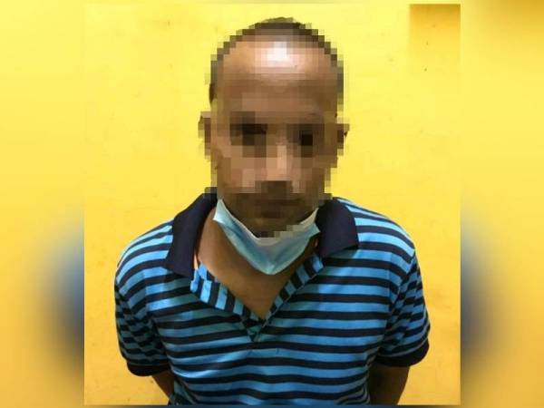 Polis menahan seorang lelaki warga Bangladesh yang cuba meloloskan diri dari kawasan PKPD Pasar Jalan Othman, Petaling Jaya hari ini.