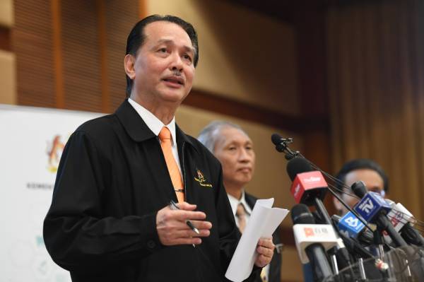 Ketua Pengarah Kesihatan Datuk Dr Noor Hisham menjawab pertanyaan media pada sidang media harian berkaitan jangkitan Covid-19 di Kementerian Kesihatan hari ini. -Foto Bernama