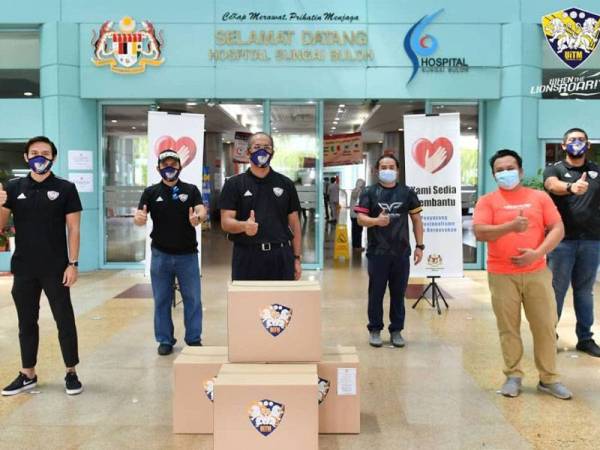Mustaza (tengah) bersama set peralatan perlindungan diri (PPE) yang disumbangkan kepada Hospital Sungai Buloh hari ini.