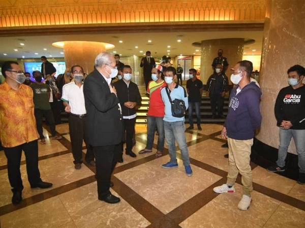 Annuar menyantuni gelandangan yang berlepas ke Sitiawan hari ini.