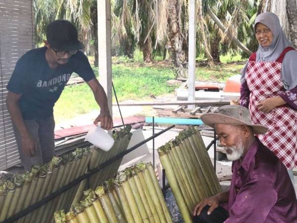 Imarul Safex, Hamid dan membakar lemang di halaman rumahnya.