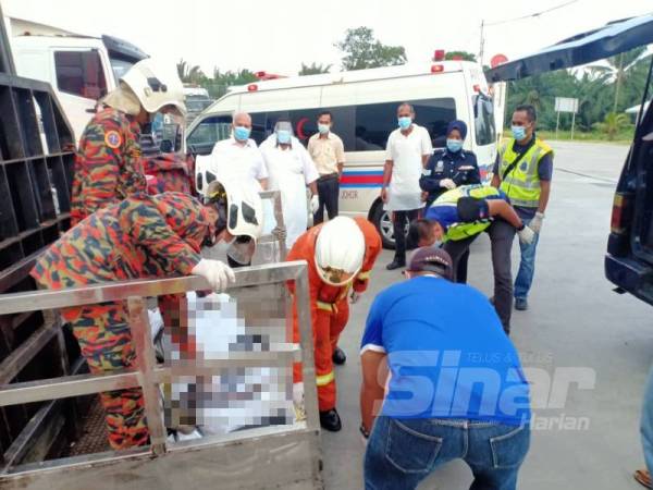 Anggota bomba membawa turun mangsa yang meninggal dunia di atas sebuah kontena di Bukit Kelicap Batu Pahat semalam. 