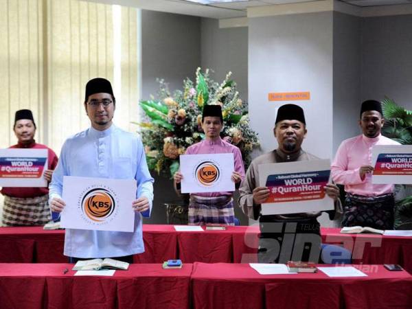 Wan Ahmad Fyhsal (depan, kiri) bersama pegawainya memegang plakad World #QuranHour selepas selesai membaca Surah Ar-Rahman pada program itu yang berlangsung serentak seluruh negara bermula jam 12 tengah hari hingga 1 petang tadi.
