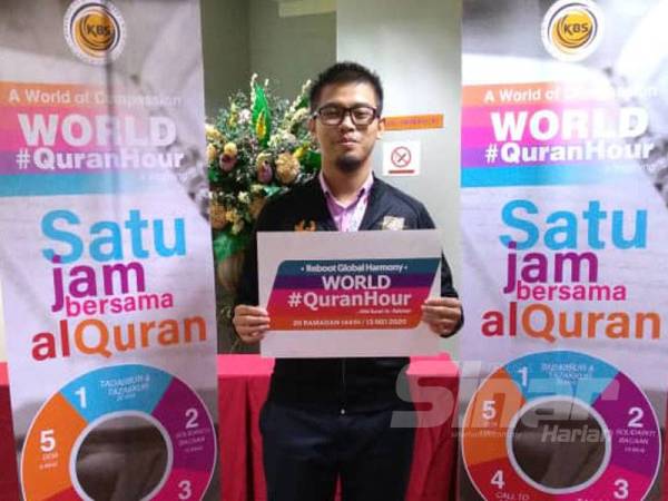 Salah seorang pegawai KBS menunjukkan plakad World #QuranHour sebagai sokongan terhadap program itu.