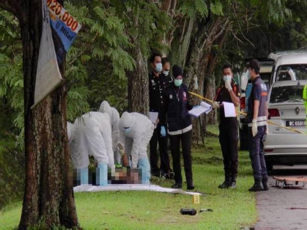 Pasukan forensik dan pegawai perubatan memeriksa mayat tersebut. 