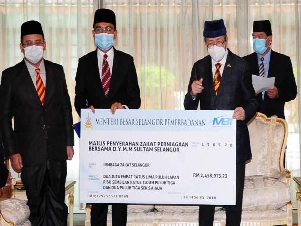 Sultan Selangor, Sultan Sharafuddin Idris Shah (dua dari kanan) berkenan menerima replika cek zakat perniagaan bernilai RM2,458,973.23 daripada Pemangku Ketua Pegawai Eksekutif Menteri Besar Selangor (Pemerbadanan), Soffan Affendi Aminudin (dua dari kiri) bagi pihak Lembaga Zakat Selangor (LZS), pada satu majlis di Istana Bukit Kayangan hari ini. - Foto Bernama 