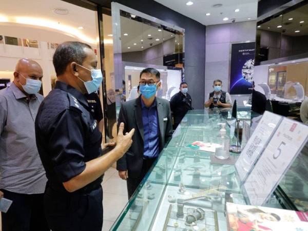 Mohamad Noor menasihatkan pemilik premis agar mematuhi SOP PKPB sepanjang menjalankan operasi perniagaan di sebuah pusat membeli-belah di daerah Kuantan semalam.