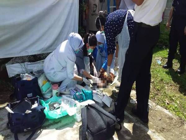 Petugas kesihatan memberi rawatan awal pada bayi yang ditemui.