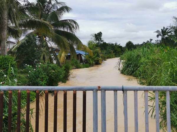Kawasan sungai berdekatan Taman Sentosa.