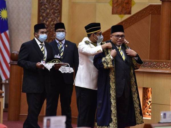 Menteri Besar Perak, Datuk Seri Ahmad Faizal Azumu menyarungkan jubah Speaker DUN Perak kepada Mohammad Zahir selepas dilantik semalam.