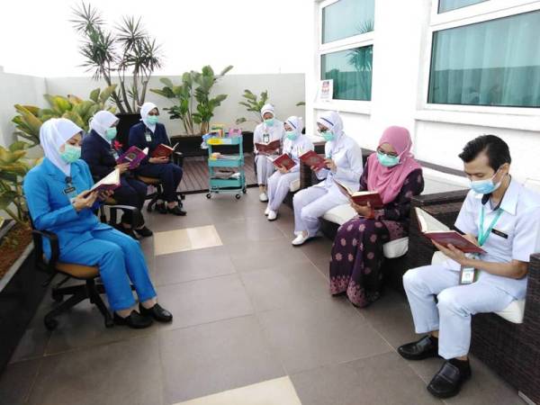 Kakitangan IKN membaca al-Quran secara berkumpulan sempena program World #QuranHour yang berlangsung serentak seluruh negara hari ini.