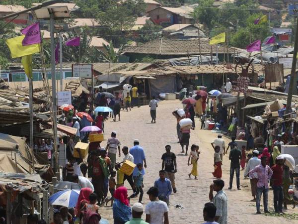 Kem Pelarian Kutupalong terbakar dan memusnahkan ratusan tempat tinggal etnik minoriti Rohingya. - Foto: AFP