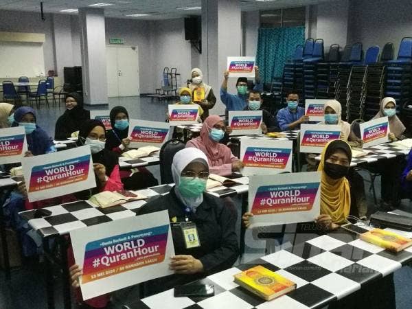 Seramai 20 kakitangan Hospital Taiping dan ahli Rumah Ngaji Taiping turut serta menjayakan World #QuranHour di Hospital Taiping di sini hari ini,