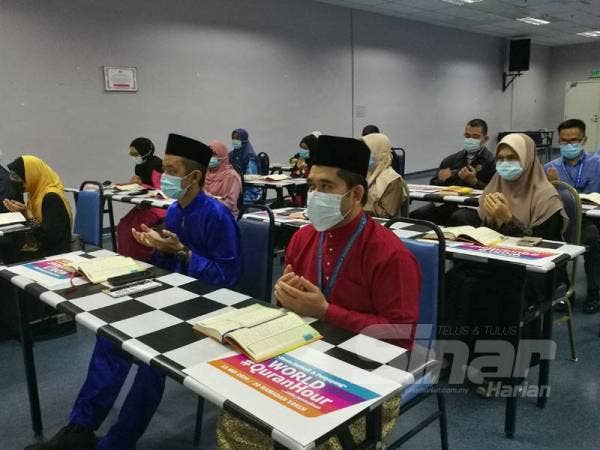 Peserta program World #QuranHour turut mengaminkan doa yang dibacakan Menteri di-Jabatan Perdana Menteri, Datuk Seri Dr Zulkifli Mohamad Al-Bakri yang disiarkan secara langsung di pelbagai platform media sosial dan stesen televisyen.
