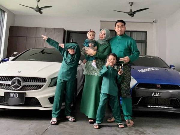 Wird bersama suami dan tiga anaknya.