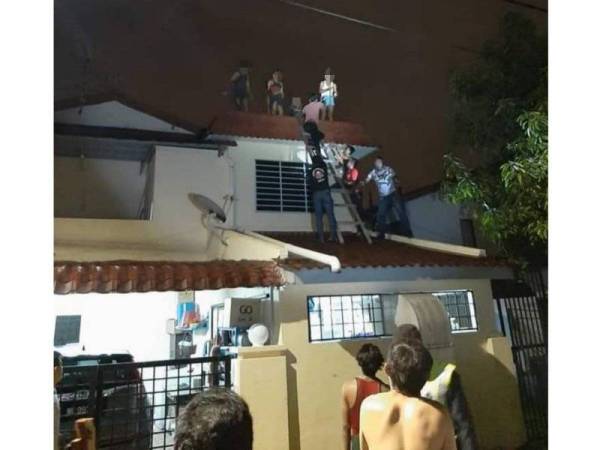 Gambar penduduk melihat polis menahan suspek di lokasi kejadian tular di laman sosial.