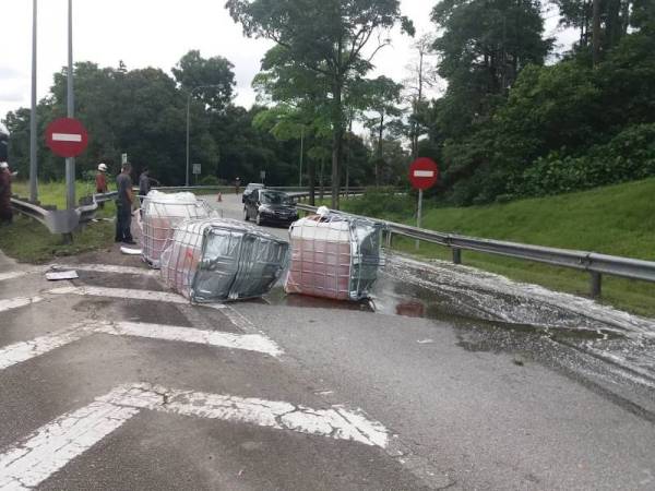 Beberapa tangki yang membawa bahan kimia terjatuh dan tumpah atas permukaan jalan di Lebuhraya Link Kedua berhampiran susur masuk ke Kota Iskandar, Iskandar Puteri hari ini.