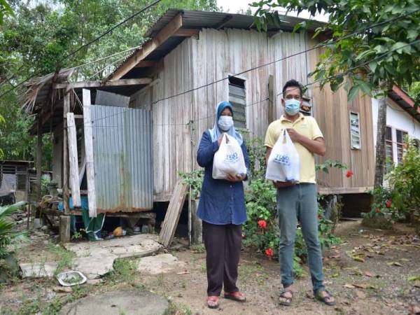 Penerima bantuan menerima barangan keperluan harian daripada FAF menerusi inisiatif Tabung Kiriman Ikhlas.