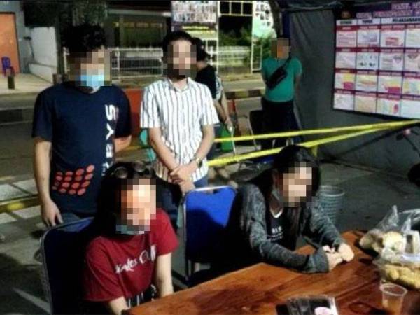 Gadis (kiri) berusia 20 tahun ditahan setelah helahnya dijangkiti Covid-19 dapat diketahui polis. - Foto Tribun News