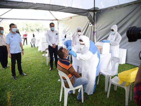 Jagdeep (dua,kiri) dan Tung Seang (kiri) meninjau ujian saringan Covid-19 yang dilakukan terhadap pekerja asing.