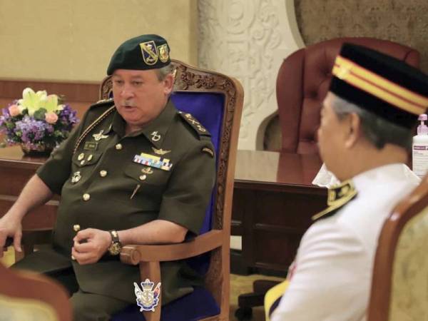 Sultan Ibrahim (kiri) bertemu Muhyiddin selepas perasmian Persidangan DUN di Bangunan Sultan Ismail, Kota Iskandar, Iskandar Puteri hari ini. FOTO: Royal Press Office (RPO)