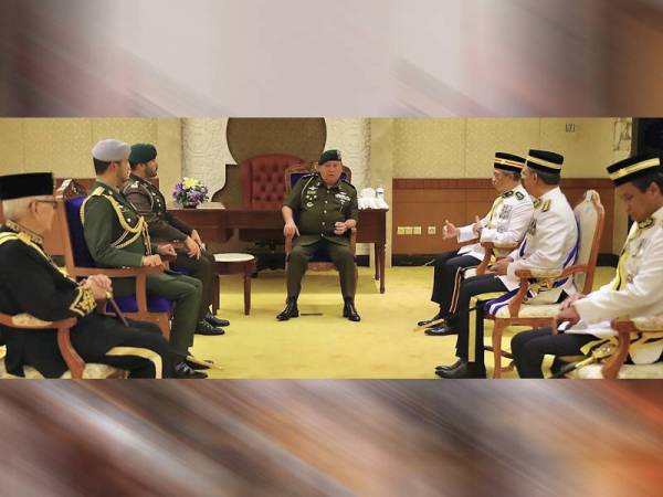 Sultan Ibrahim (tengah) bertemu Muhyiddin (tiga dari kanan), Hasni (dua kanan) sambil disaksikan Tunku Ismail (tiga dari kiri) dan Tunku Idris (dua kiri) selepas perasmian Persidangan DUN di Bangunan Sultan Ismail, Kota Iskandar, Iskandar Puteri hari ini. FOTO: Royal Press Office (RPO)