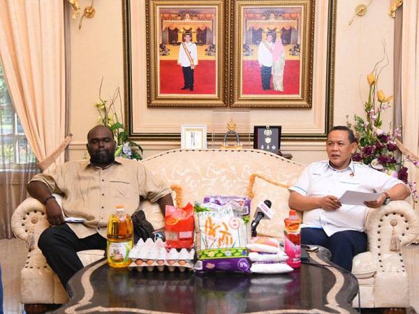 Aminuddin (kanan) pada sidang media di kediaman rasminya hari ini.