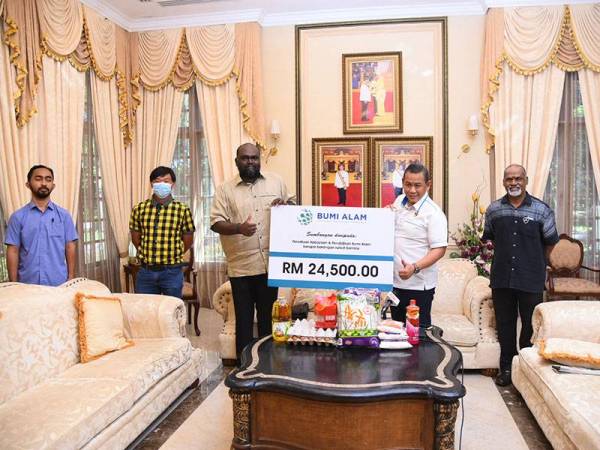 Aminuddin (dua dari kanan) menerima sumbangan daripada Persatuan Kebajikan dan Pendidikan Bumi Alam.